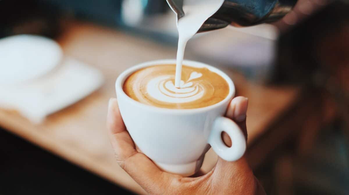 Black Coffee vs. Coffee with Milk: Which Is Better for You?